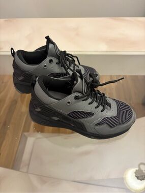 Heelys shoes Force for kids Gray & Black Youth Size 1 Skates Sneakers.